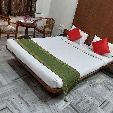 City Palace Hotel होटल सिटी पैलेस Нашик Екстериор снимка