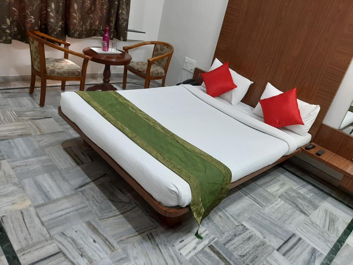 City Palace Hotel होटल सिटी पैलेस Нашик Екстериор снимка