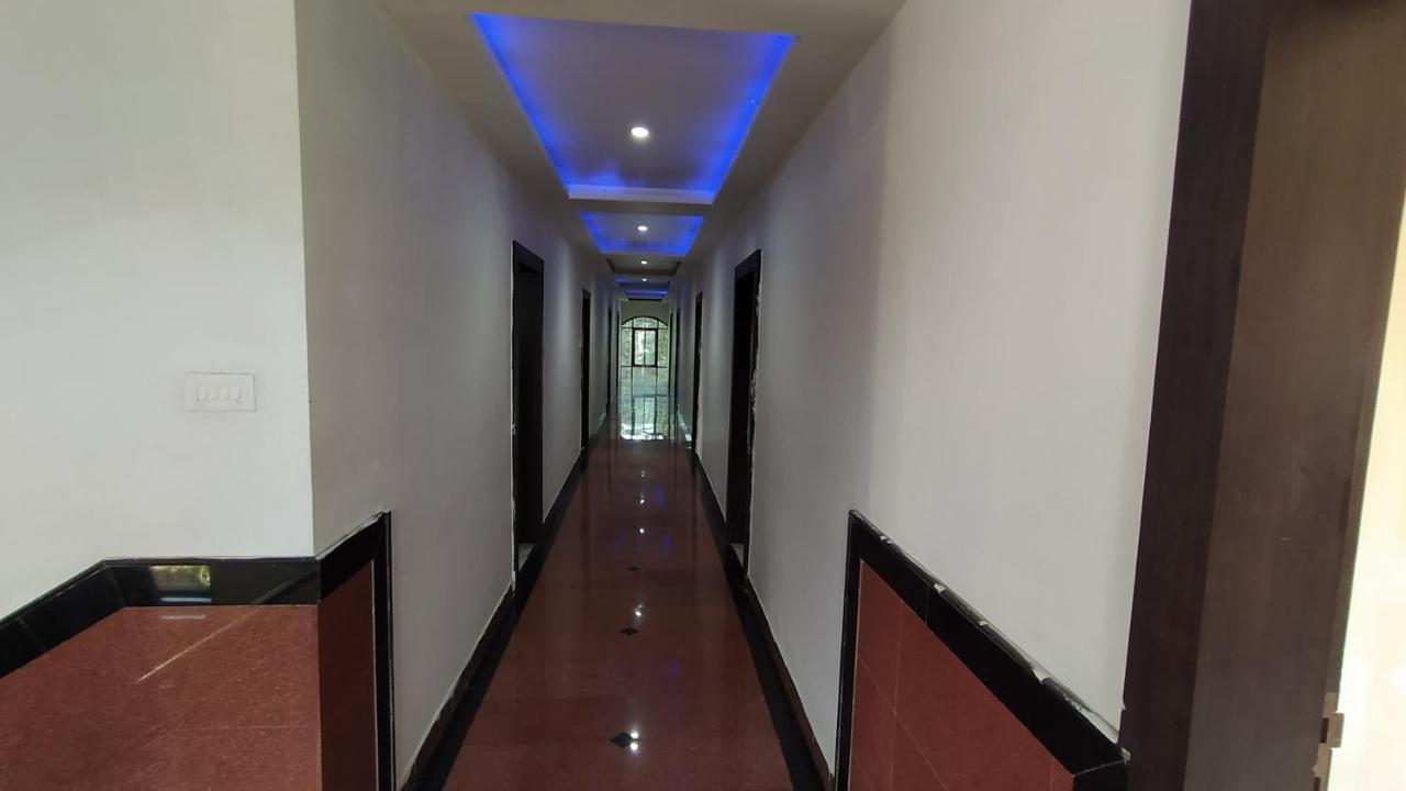 City Palace Hotel होटल सिटी पैलेस Нашик Екстериор снимка
