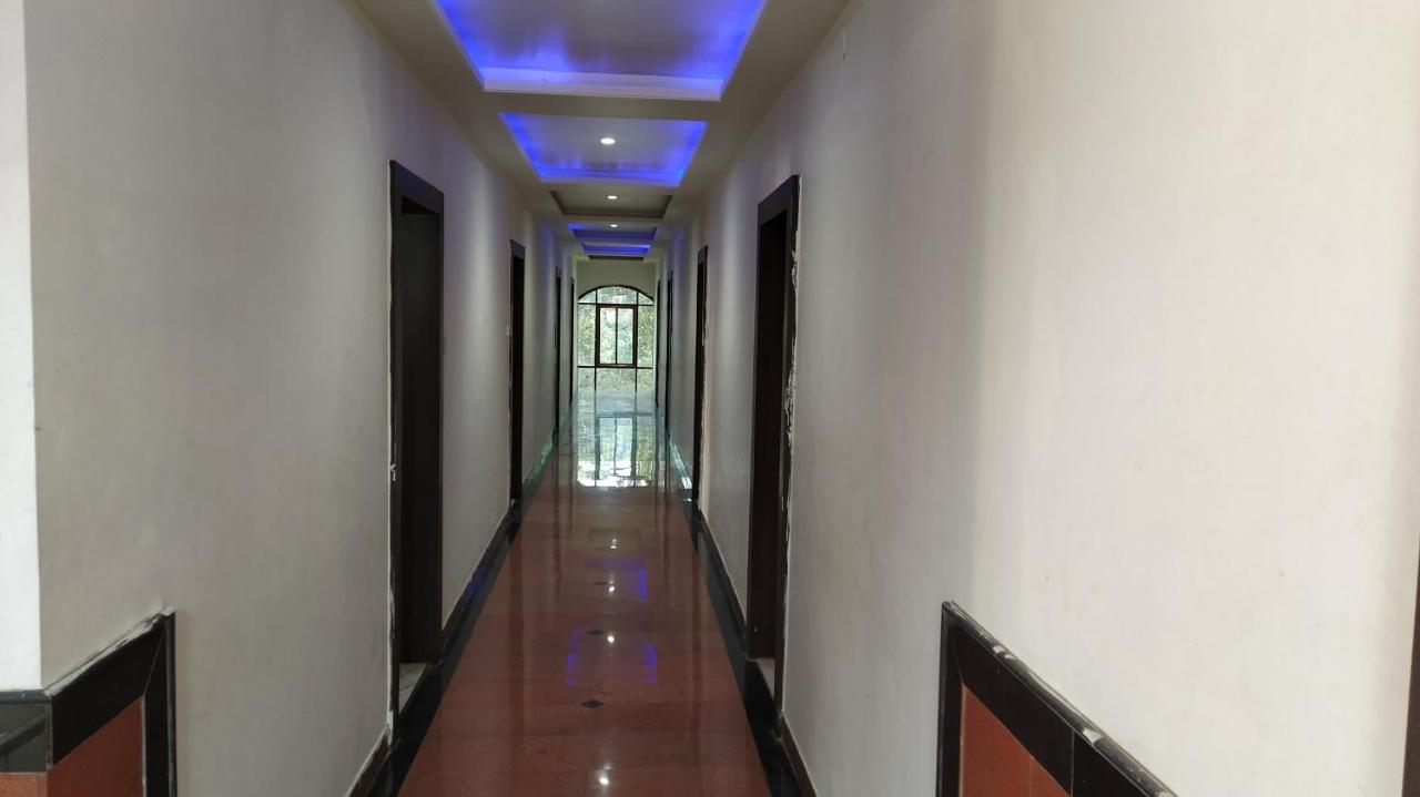 City Palace Hotel होटल सिटी पैलेस Нашик Екстериор снимка