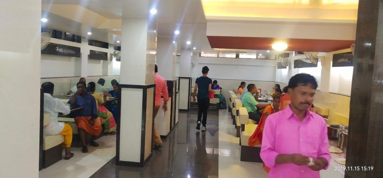 City Palace Hotel होटल सिटी पैलेस Нашик Екстериор снимка