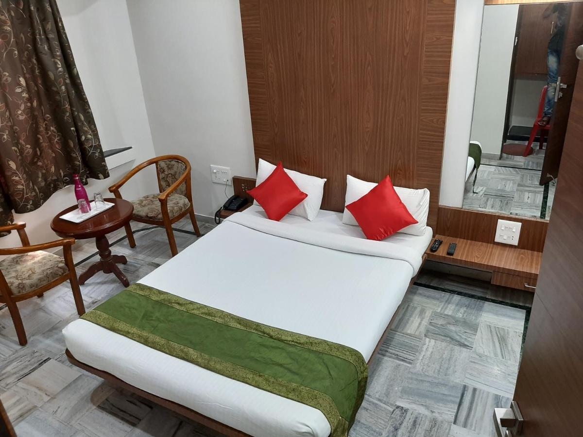 City Palace Hotel होटल सिटी पैलेस Нашик Екстериор снимка