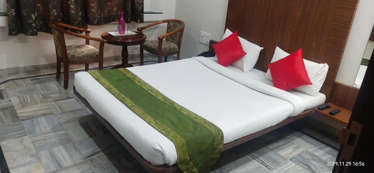 City Palace Hotel होटल सिटी पैलेस Нашик Екстериор снимка