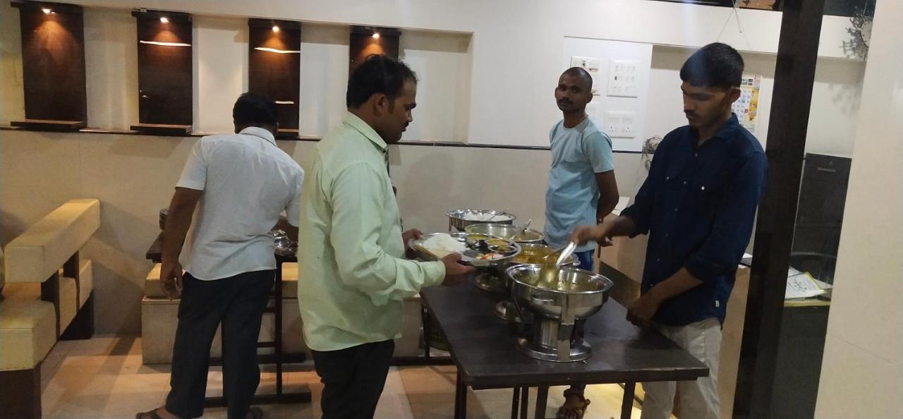 City Palace Hotel होटल सिटी पैलेस Нашик Екстериор снимка