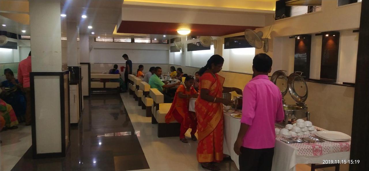 City Palace Hotel होटल सिटी पैलेस Нашик Екстериор снимка