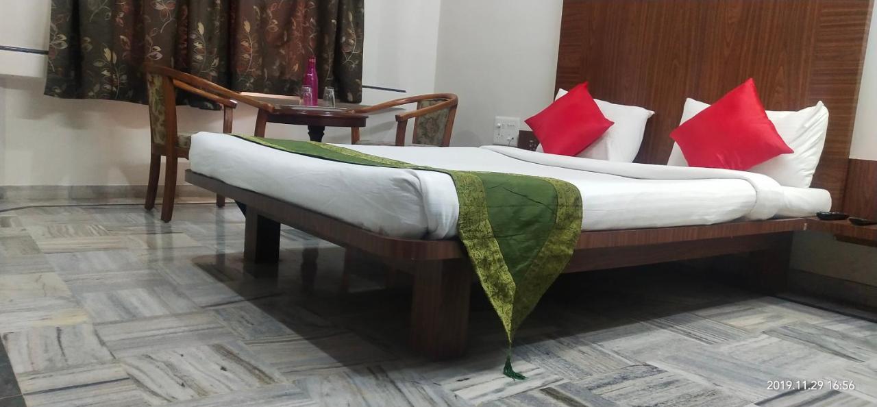 City Palace Hotel होटल सिटी पैलेस Нашик Екстериор снимка