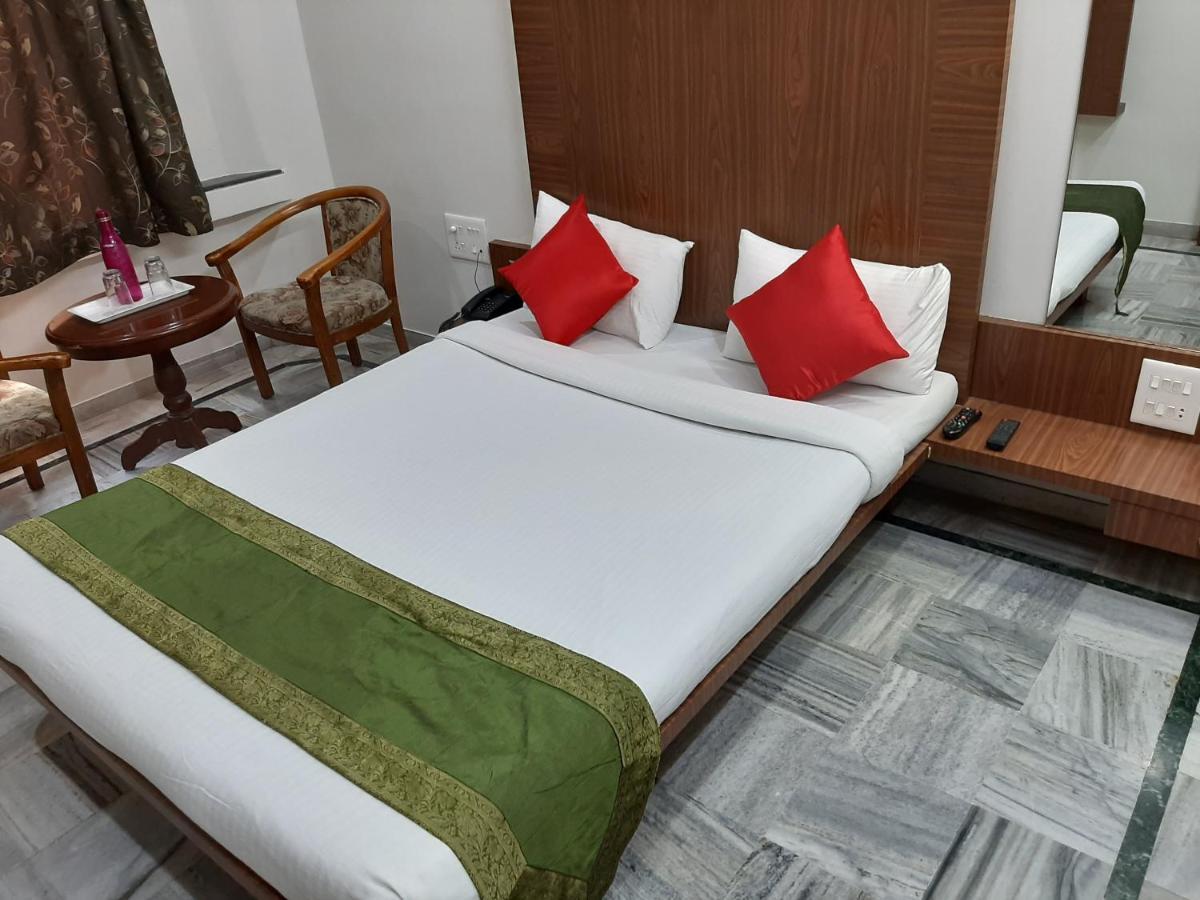 City Palace Hotel होटल सिटी पैलेस Нашик Екстериор снимка